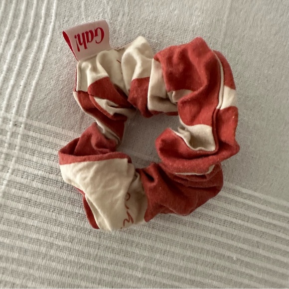 Lisa Says Gah scrunchie - Picture 2 of 5